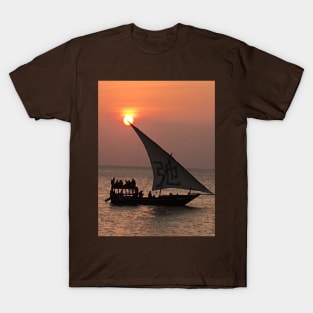 sunset relax 弛 chi sign sailboat seascape sailing T-Shirt